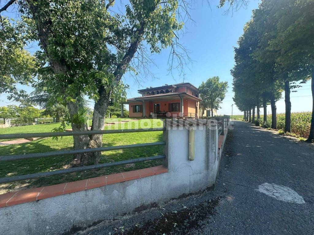 Villa bifamiliare via Camillo Benso di Cavour 29/A, Centro, Ghedi